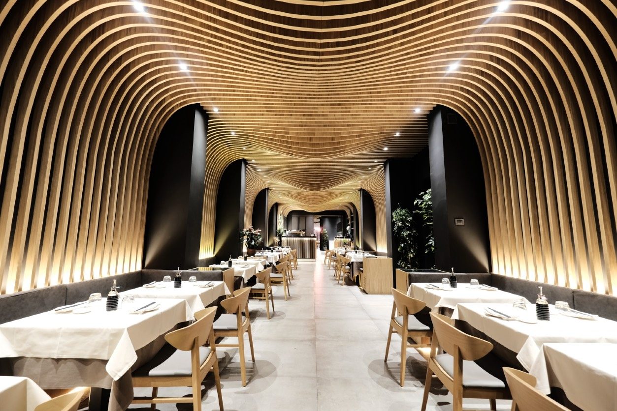 Aji Thei — sala interna con soffitto a onde di legno