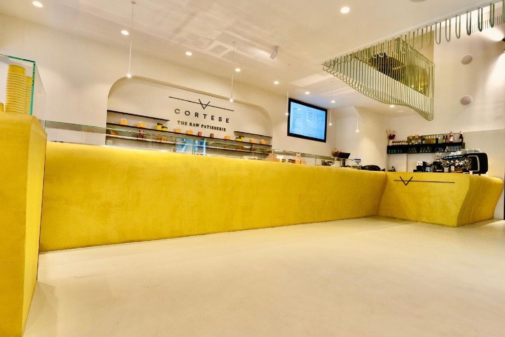 Cortese Café — bancone organico in terra cruda